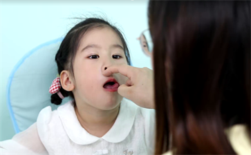 小孩四歲半說話結(jié)巴怎么辦？
