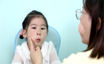 小孩大舌頭，說話不清楚怎么辦？
