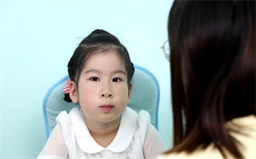 小孩口吃怎么糾正？